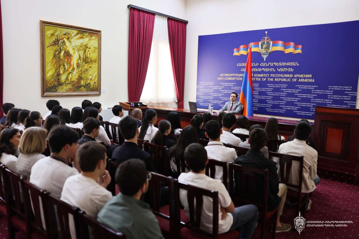 Deputy Chairman of the Anti-Corruption Committee Meets with High School Students from Kotayk Marz and Yerevan